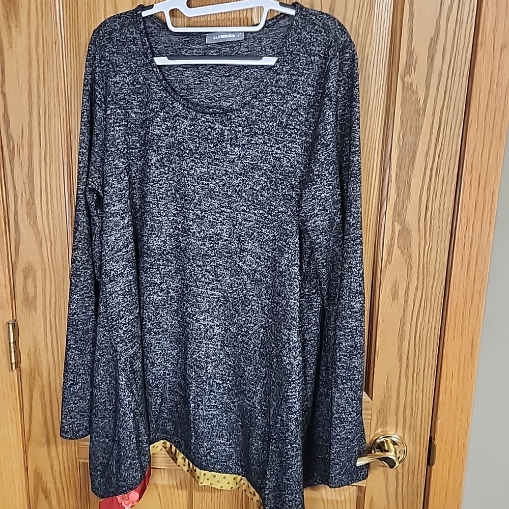Alembika Heathered Black Long Sleeve Top